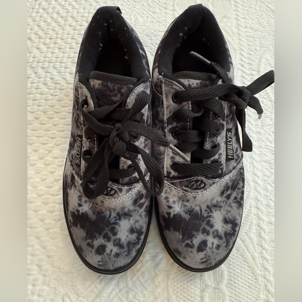 Heely’s Skate Shoes Youth Sneakers Size 4